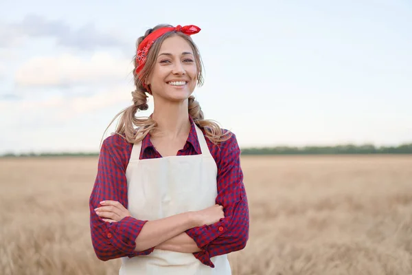 Kobieta Rolnik Stojący Farmie Uśmiechnięty Kobieta Agronomist Specjalista Rolnictwo Rolnictwo — Zdjęcie stockowe