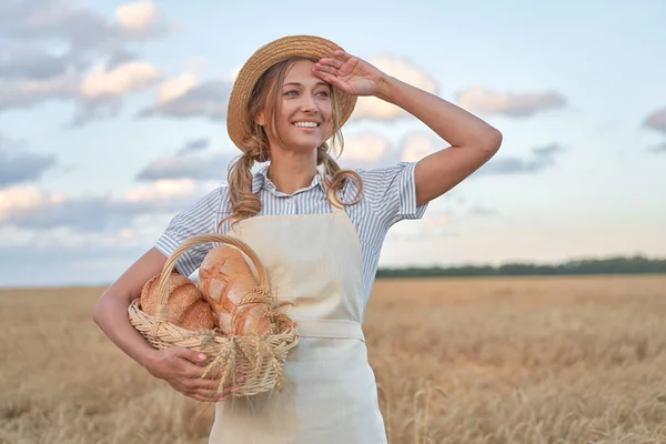 Kobieta Rolnik Stojący Pszenica Rolnicze Kobieta Piekarz Gospodarstwa Wiklinowy Kosz — Zdjęcie stockowe