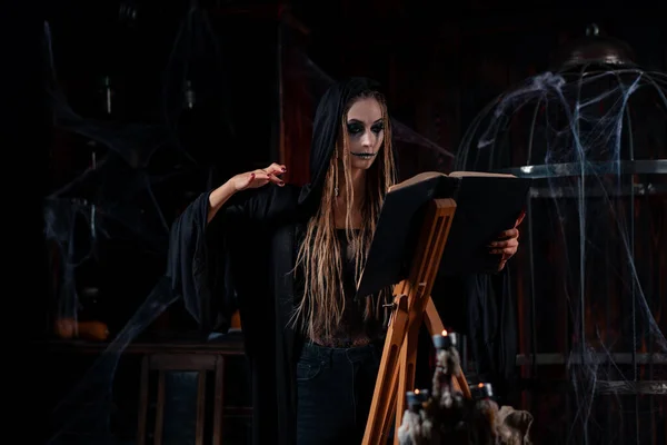Halloween Koncepció Boszorkány Öltözött Fekete Motorháztető Áll Sötét Tömlöc Szoba — Stock Fotó