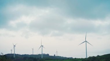 Rüzgar jeneratörü. Akşam gökyüzüne karşı büyük rüzgar türbinleri. Rüzgâr Parkı tarım çiftliği. Alternatif enerji ekolojik doğası. sürdürülebilir enerji