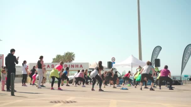 Portugal, Lisbon April 2022 Carcavelos Beach Group fitness classes. Training on embankment. Outdoor sports. Many people do fitness exercises. Wellness lifestyle concept — Stockvideo