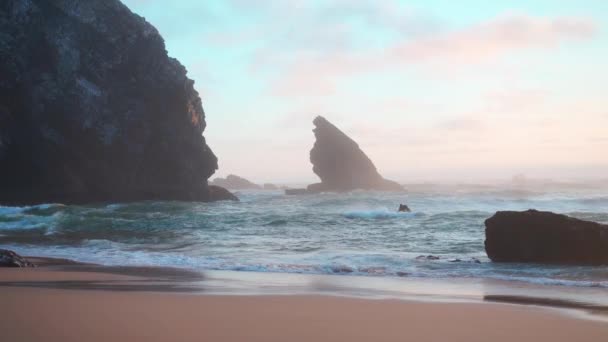 Oceano selvagem praia tempestuoso tempo. Praia da Adraga praia de areia com pitoresca paisagem de fundo, Sintra Cascais, Portugal — Vídeo de Stock