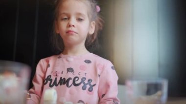 Çocuk restoranda saşimi yiyor. Küçük kızı içeride suşi ve sashimi yerken çek. Beyaz kadın çocuk Japon mutfağını tadıyor. 