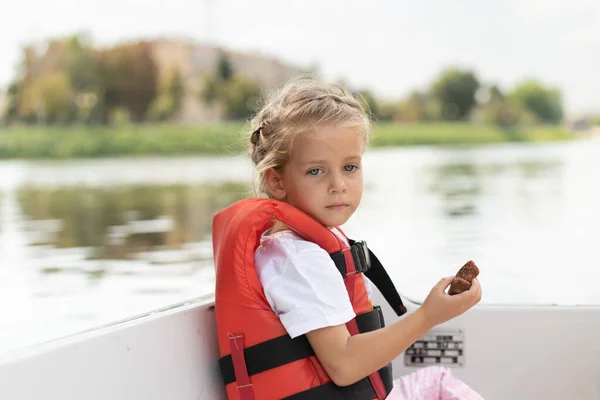 Petite Fille Habillée Gilet Sauvetage Promenade Bateau Plaisance Sur Rivière — Photo