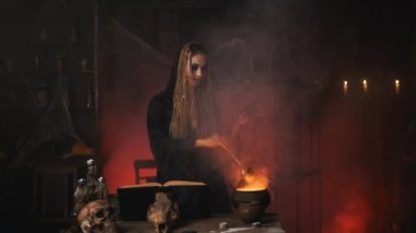 Cadılar Bayramı, cadı sihirli kitap ve kazan kullanın Zehir ya da aşk iksiri hazırlayın