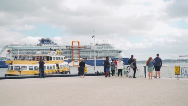 Portugal Lisbon May 2022 Cruise Ship Leaves Port River Tagus — Stockvideo