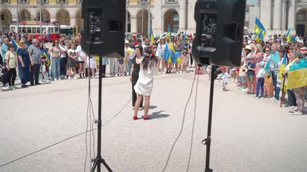 Portugal, Lissabon April 2022: Die Demonstration auf dem Handelsplatz zur Unterstützung der Ukraine und gegen die russische Aggression. Demonstranten gegen Russlands Krieg Viele Menschen mit ukrainischen Fahnen. — Stockvideo