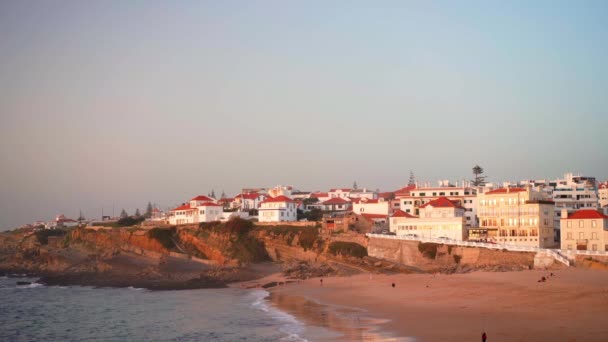 포르투갈 쿨라 레스에 있는 프라 이아 다스 마스 마스 마스 애플 비치, 해 가 지기 전의 폭풍 이 부는 날 — 비디오