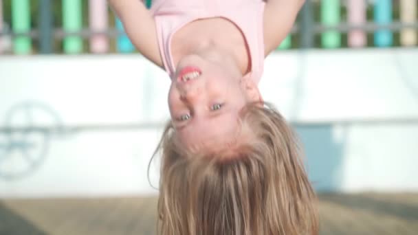 Kind spelen op speeltuin warme zomerdag. Meisje, veel plezier. Gelukkige jeugd. — Stockvideo