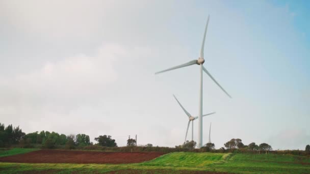 Windenergie generator. Grote windturbines tegen de avondhemel. Windpark landbouwbedrijf. Alternatieve energie eco natuur. duurzame energie — Stockvideo