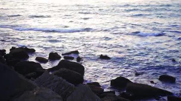 Морський пейзаж на заході сонця, кам'яне узбережжя Драматичний океанський фон у вечірній сутінках — стокове відео