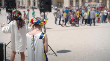 Portekiz, Lizbon Nisan 2022: Ticaret Meydanı 'ndaki gösteri Ukrayna' yı destekliyor ve Rus saldırısına karşı. Rusya Savaşı 'na karşı protestocular. Ukrayna bayraklı birçok kişi.. 