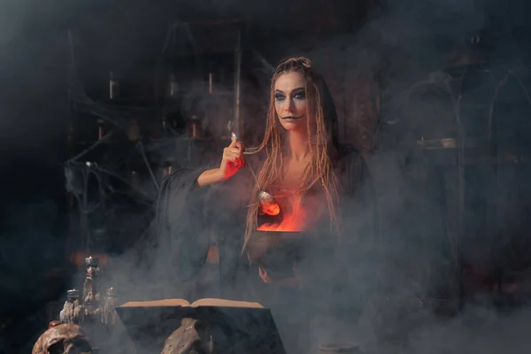 Halloween Čarodějnice Použít Magickou Knihu Kotel Připravit Jed Nebo Elixír — Stock fotografie