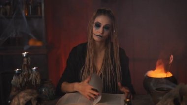 Cadılar Bayramı, cadı sihirli kitap ve kazan kullanın Zehir ya da aşk iksiri hazırlayın