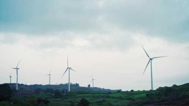 Elektrownia wiatrowa. Duże turbiny wiatrowe na wieczornym niebie. Farma wiatrowa. Alternatywna ekologiczna przyroda energii. zrównoważona energia — Wideo stockowe