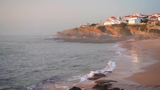 Praia das Macas Apple Beach (Коларес, Португалія) у штормовий день перед заходом сонця. — стокове відео
