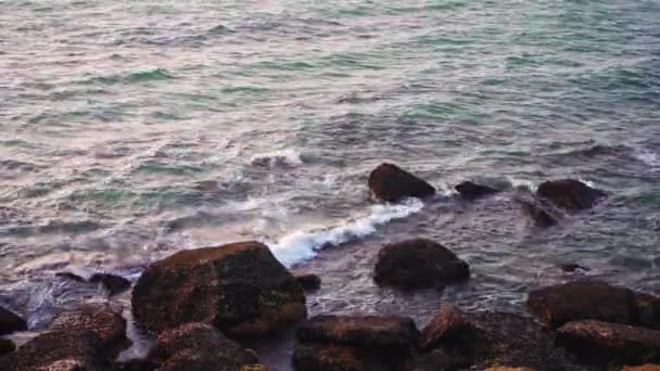 Морський пейзаж на заході сонця, кам'яне узбережжя Драматичний океанський фон у вечірній сутінках — стокове відео
