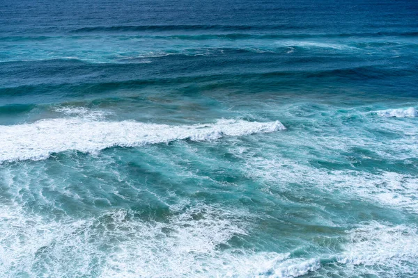 Αεροφωτογραφία Της Τροπικής Αμμώδους Παραλίας Και Του Ωκεανού Γαλαζοπράσινα Νερά — Φωτογραφία Αρχείου