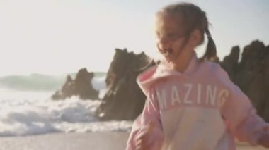 Okyanusu yöneten küçük bir çocuk, ılık bahar günü kumsalda koşuyor. Küçük beyaz bir kız, kumsalda koşuyor. Sevimli bir bayan.