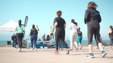 Portekiz, Lizbon Nisan 2022 Carcavelos Plaj Grubu fitness sınıfı. Toprak döşeme eğitimi. Açık hava sporları. Birçok insan fitness egzersizleri yapar. Sağlık yaşam tarzı konsepti. Aerobik 