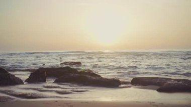 Gün batımında deniz manzarası, taştan kıyı dramatik okyanus arkaplanı akşam üstü neredeyse gece.