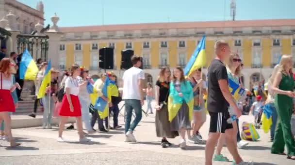 葡萄牙 里斯本 2022年4月 商业广场上支持乌克兰和反对俄罗斯侵略的示威 反对俄罗斯战争的抗议者很多人拿着乌克兰国旗 — 图库视频影像