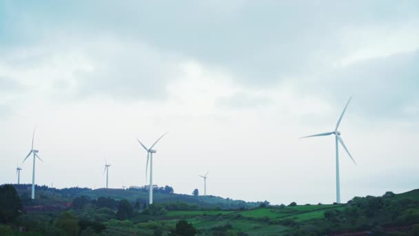 Windenergie Generator Grote Windturbines Tegen Avondhemel Windpark Landbouwbedrijf Alternatieve Energie — Stockvideo