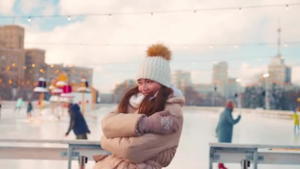 Joven Mujer Sonriente Patinaje Sobre Hielo Fuera Pista Hielo Congeló — Vídeos de Stock