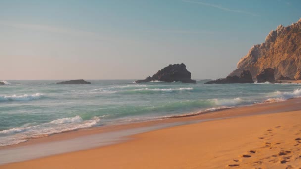 Океанський Дикий Пляж Штормову Погоду Піщаний Пляж Praia Adraga Мальовничим — стокове відео