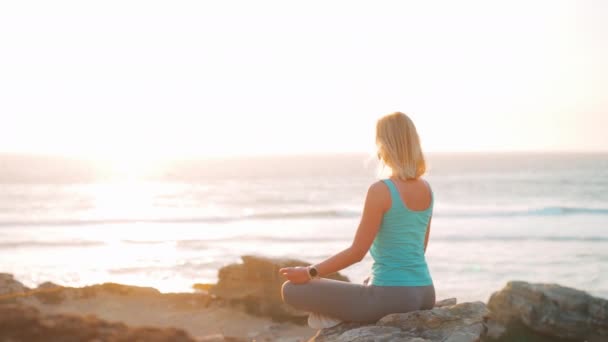 Mulher Prática Ioga Lótus Posar Para Meditação Com Férias Verão — Vídeo de Stock