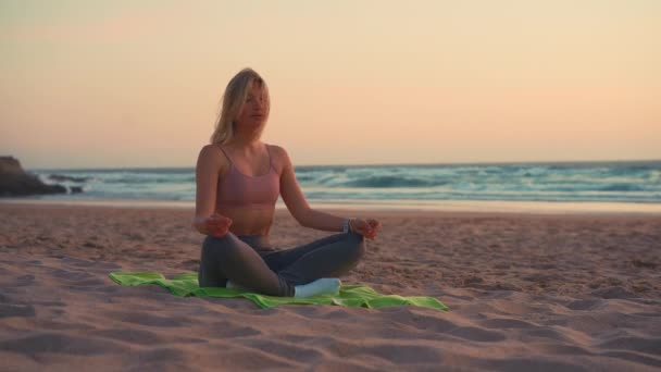 Mujer Practica Yoga Loto Posar Meditación Con Vacaciones Verano Playa — Vídeo de stock