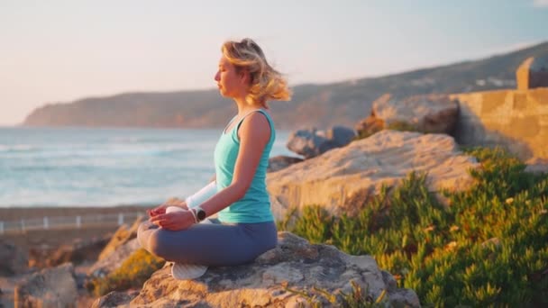 Mujer Practica Yoga Loto Posar Meditación Con Vacaciones Verano Playa — Vídeo de stock