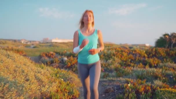Δρομέας Γυναίκα Τρέχει Sunny Δρόμος Μονοπάτι Κοντά Στον Ωκεανό Αθλητική — Αρχείο Βίντεο
