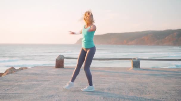 Жіноча Танцівниця Займалася Морською Діяльністю Відкритому Повітрі Спортивній Формі Тренувальних — стокове відео