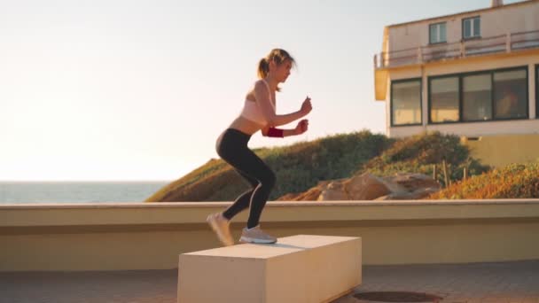 Тонкие Женщины Фитнес Шаг Вверх Прыжок Бокс Укрепление Тонизирование Quadriceps — стоковое видео