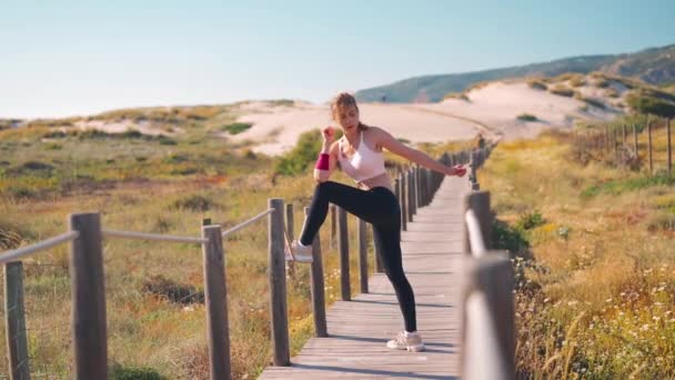 Flexible Kaukasierin Streckt Die Beine Nach Einem Intensiven Lauftraining Athletische — Stockvideo