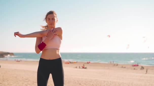Pružné Běloška Dívka Natahuje Ruku Intenzivním Běhu Cvičení Atletická Žena — Stock video