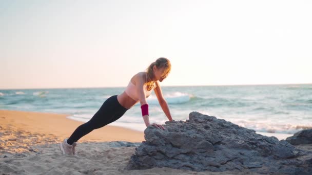 Fit Sporty Woman Doing Plank Outdoors Muscular Female Sport Outfit — Stock Video