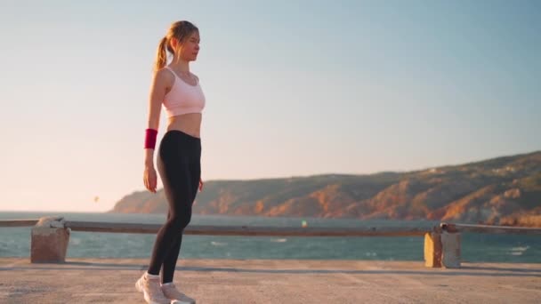 Slow Motion Sköt Unga Kvinnliga Idrottare Som Tränar Underkroppen Motion — Stockvideo