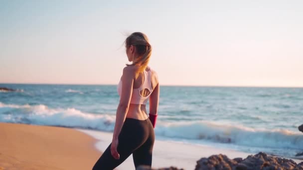 Portret Sportowca Świeżym Powietrzu Biała Kobieta Sportowa Stojąca Plaży Oceanu — Wideo stockowe