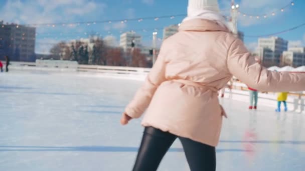 Handhållen Effekt Ung Leende Kvinna Skridskoåkning Utomhus Ishall Centrala Torget — Stockvideo