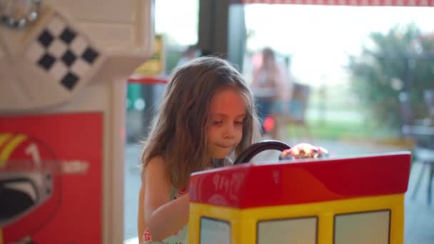 Μικρό Καυκάσιο Κορίτσι Κάθεται Τροχό Παιχνίδι Ηλεκτρικό Αυτοκίνητο Στη Γωνία — Αρχείο Βίντεο