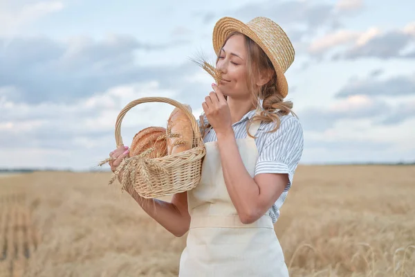 Žena Zemědělec Stojící Pšenice Zemědělské Pole Žena Pekař Drží Proutěný — Stock fotografie