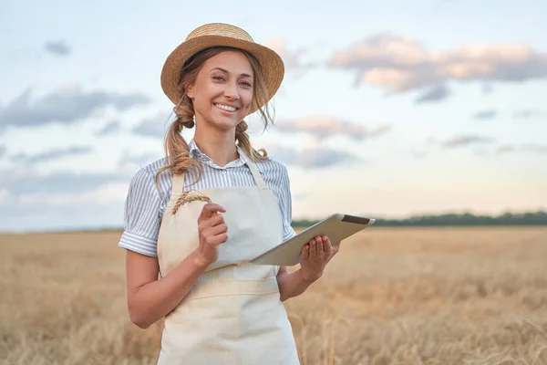 Femme Agricultrice Chapeau Paille Agriculture Intelligente Debout Terres Agricoles Souriant — Photo