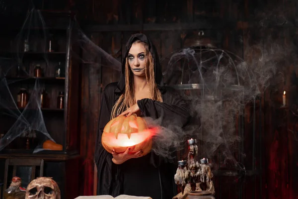 Halloween Koncepció Fekete Boszorkány Kezében Halloween Tök Kezében Faragott Smily — Stock Fotó