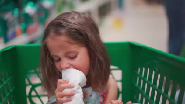 Ein Kind Das Einkaufswagen Laden Sitzt Isst Leckere Semmelknödel Schneller — Stockvideo