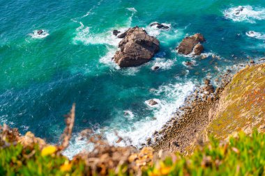 Uçurumla Atlantik Okyanusu manzarası. Portekiz 'deki Atlantik Kıyısı manzarası, Cabo da Roca. Yaz günü. Deniz kenarında. Kıyı şeridi. Güzel manzara