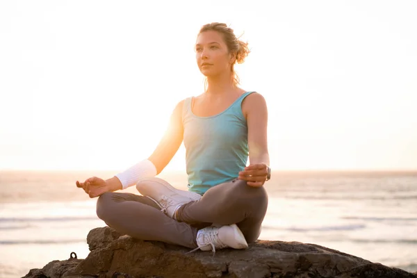 Mujer Practica Yoga Loto Posar Meditación Con Vacaciones Verano Playa — Foto de Stock