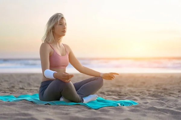Γυναίκα Πρακτική Yoga Lotus Θέτουν Διαλογισμό Καλοκαιρινές Διακοπές Αμμώδη Παραλία — Φωτογραφία Αρχείου