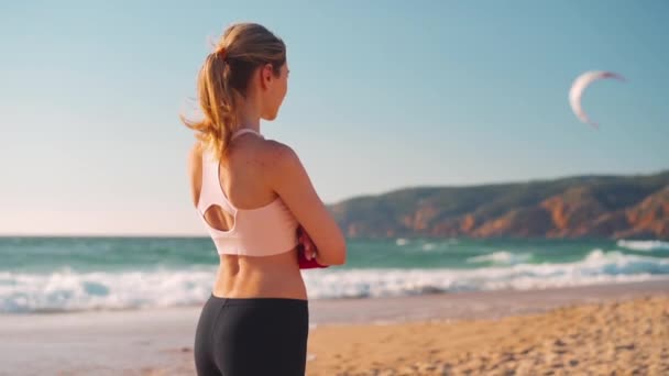 การเคล อนไหวช ใหญ สาวพอด นชายหาดมหาสม ทรห นไปรอบ และเร ยกค าทาง — วีดีโอสต็อก